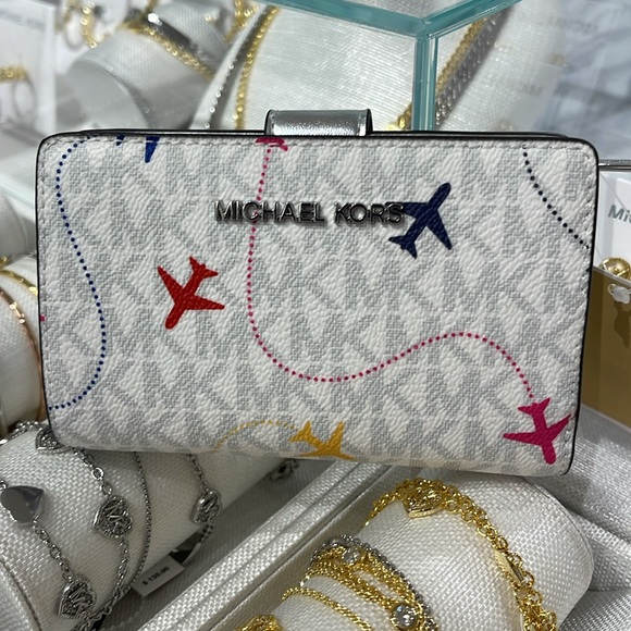ХMichael Kors Medium Saffiano Leather Bifold Wallet 
Optic White Aeroplane
NWT - Picture 14 of 16